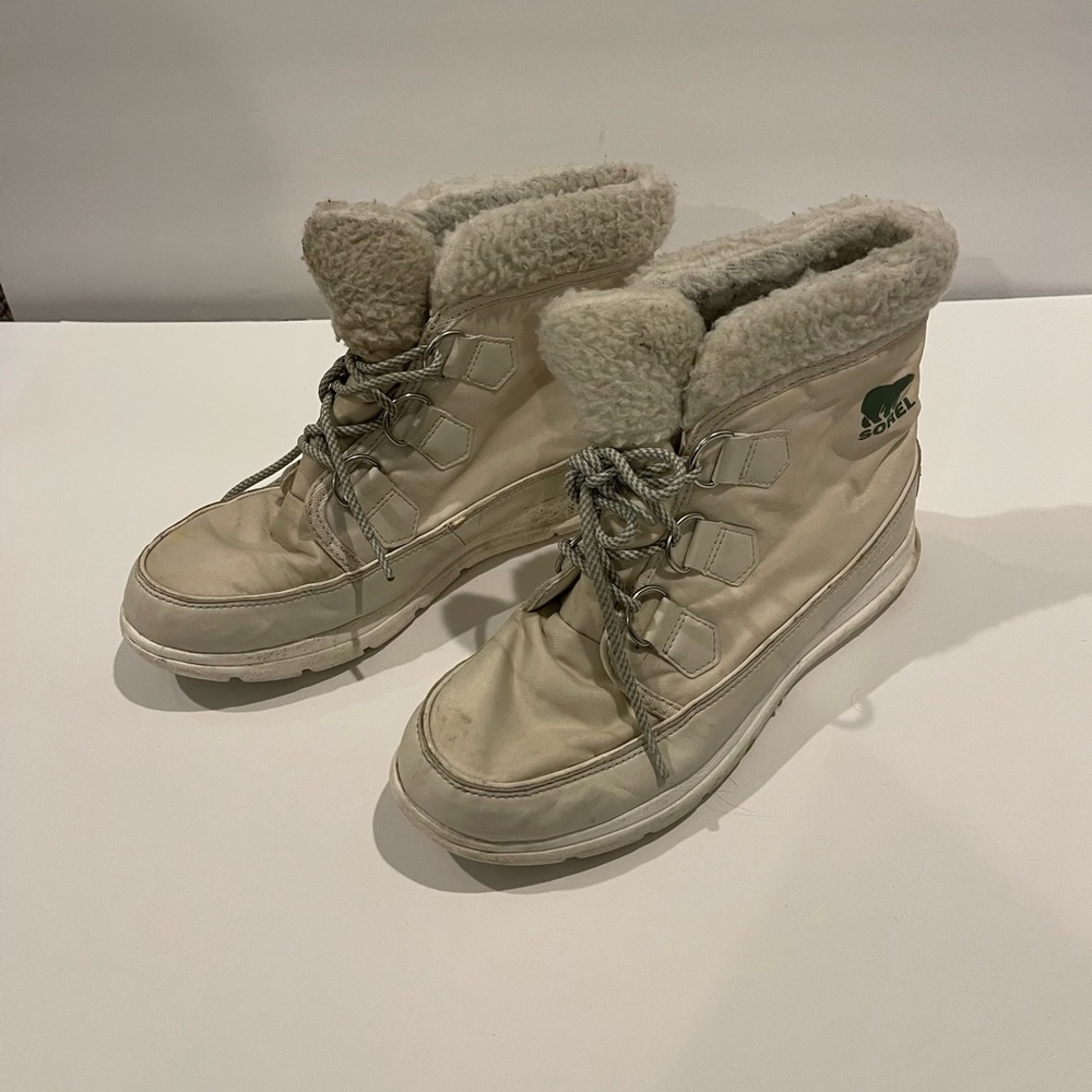 Sorel women’s white boots. Size 10.